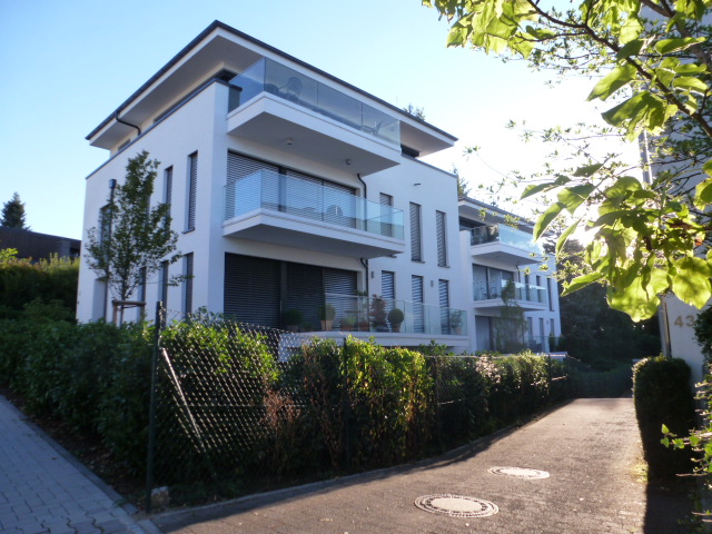 Moderne Mehrfamilienhäuser in weiß