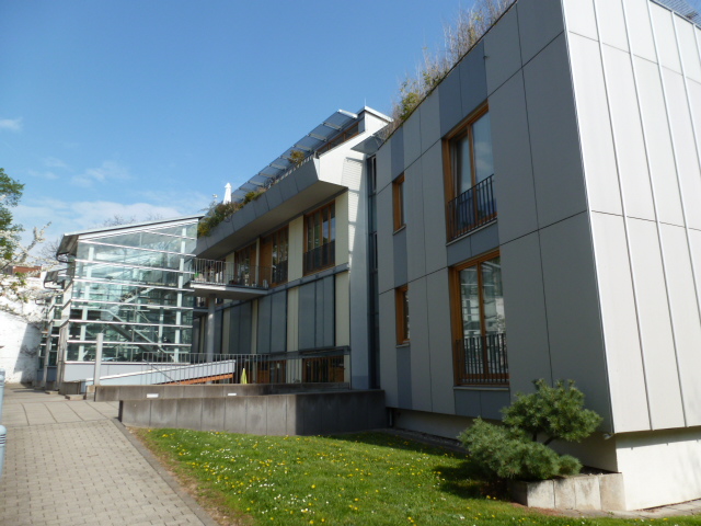 Graues Wohnhaus Außenansicht